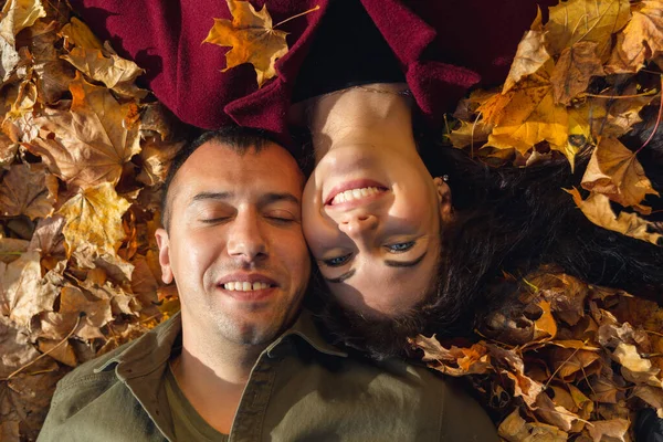 Vista Superior Casal Que Põe Folhas Outono Conceito Amor Felicidade — Fotografia de Stock