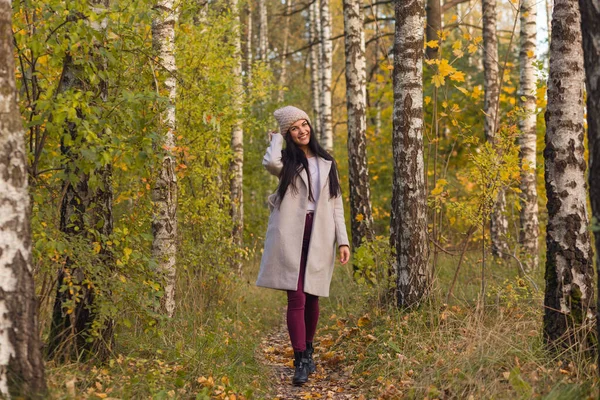 Ritratto Una Giovane Donna Gioiosa Che Gode Nel Parco Autunnale — Foto Stock