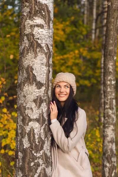 Retrato Una Joven Alegre Disfrutando Parque Otoño Hermosa Chica Morena — Foto de Stock