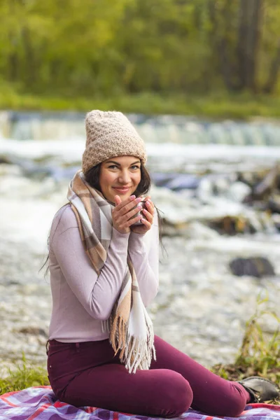 Una Hermosa Joven Está Descansando Las Orillas Río Otoño Calentándose — Foto de Stock