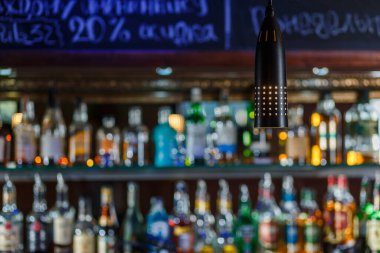 Samimi bir bar, kafe ya da raflarda içki şişeleri olan bir kafe menü ve promosyonlarla dolu bir pansiyon. Arkaplan.