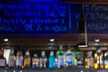 Samimi bir bar, kafe ya da raflarda içki şişeleri olan bir kafe menü ve promosyonlarla dolu bir pansiyon. Arkaplan.