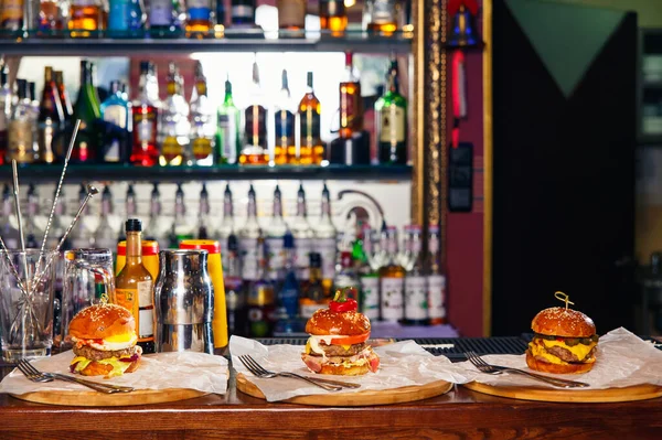 Três Hambúrgueres Frescos Diferentes Papel Bar Concurso — Fotografia de Stock