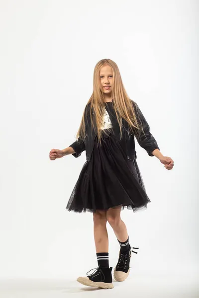 Ett Långt Porträtt Dansande Ung Flicka Med Långt Brunt Hår — Stockfoto