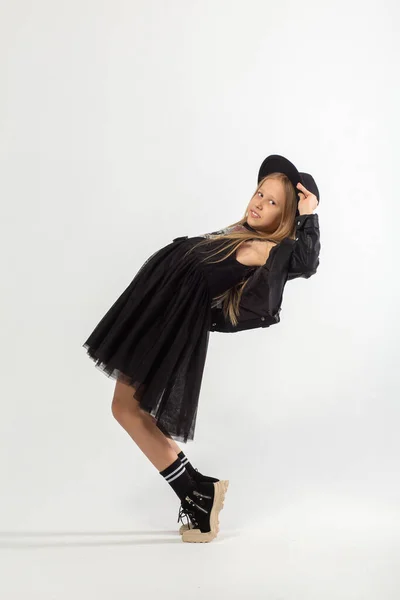 Retrato Completo Dança Jovem Com Cabelo Castanho Longo Vestido Estilo — Fotografia de Stock