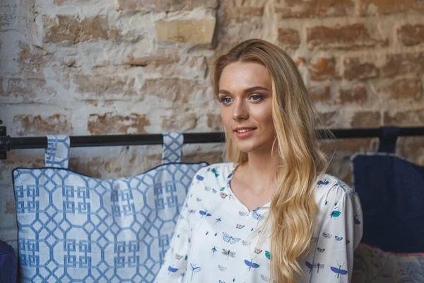 Jovem Mulher Bonita Vestindo Blusa Branca Descansando Sofá Café — Fotografia de Stock