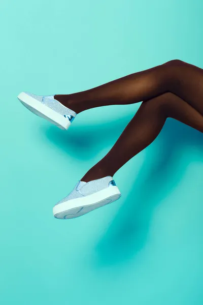 Nohy Mladé Bělošky Žena Černé Punčocháče Stříbrné Boty Azurovém Pozadí — Stock fotografie