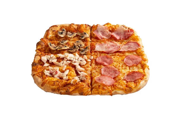 Köstliche Quadratische Italienische Pizza Mit Schinken Würstchen Huhn Und Pilzen — Stockfoto