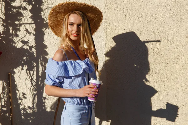 Joven Mujer Vestida Moda Sombrero Paja Con Bolsa Taza Café —  Fotos de Stock
