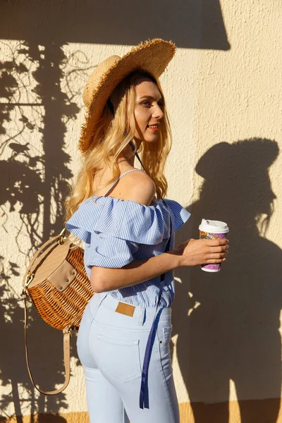 Joven Mujer Vestida Moda Sombrero Paja Con Bolsa Taza Café —  Fotos de Stock