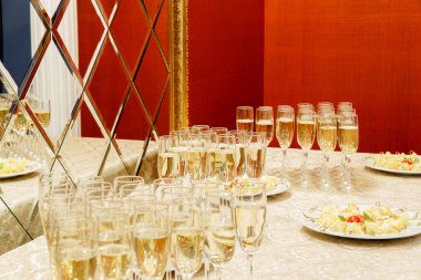 Resepsiyondaki büfe. Bir kadeh şarap ve şampanya. Masada bir sürü kanepe var. Ziyafet servisi. Yemek servisi, peynir ve kirazlı atıştırmalıklar..