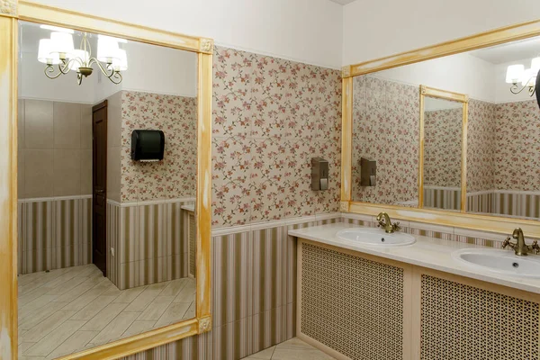 Two Modern Ceramic Washbasins Mirrors Restroom Restaurant Ceramic Sink Bronze — Stock Photo, Image