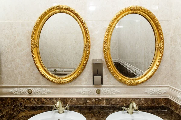 Two Modern Ceramic Washbasins Mirrors Restroom Restaurant Ceramic Sink Bronze — Stock Photo, Image