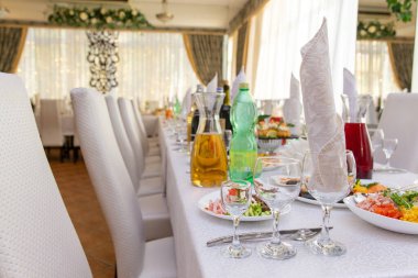 Güzel masa Züccaciye Mağazaları ve cultery, Festival olay için hazırlanan hizmet verdi. Özel durum celebrted lüks restoran veya kafe. Tablo ayarı kavramı. Düğün masa.