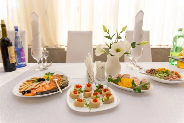 Schöne Tafel Mit Glaswaren Und Kulinarik Für Festliche Veranstaltung Vorbereitet — Stockfoto