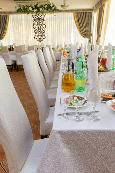 Güzel masa Züccaciye Mağazaları ve cultery, Festival olay için hazırlanan hizmet verdi. Özel durum celebrted lüks restoran veya kafe. Tablo ayarı kavramı. Düğün masa.