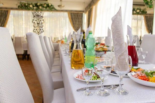 Güzel masa Züccaciye Mağazaları ve cultery, Festival olay için hazırlanan hizmet verdi. Özel durum celebrted lüks restoran veya kafe. Tablo ayarı kavramı. Düğün masa.