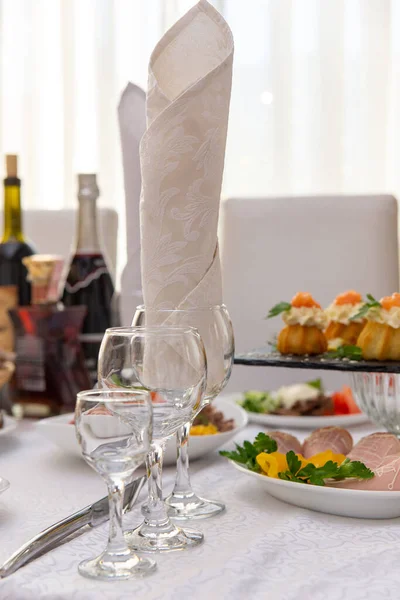 精美的餐桌上摆满了玻璃器皿和陶器 为庆祝节日做好了准备 在豪华餐厅或咖啡馆庆祝的特殊场合 制定表的概念 婚宴桌 — 图库照片