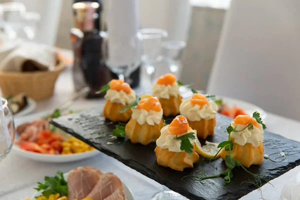 Schöne Tafel Mit Glaswaren Und Kulinarik Für Festliche Veranstaltung Vorbereitet — Stockfoto