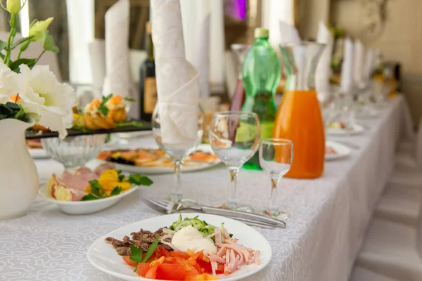 Schöne Tafel Mit Glaswaren Und Kulinarik Für Festliche Veranstaltung Vorbereitet — Stockfoto