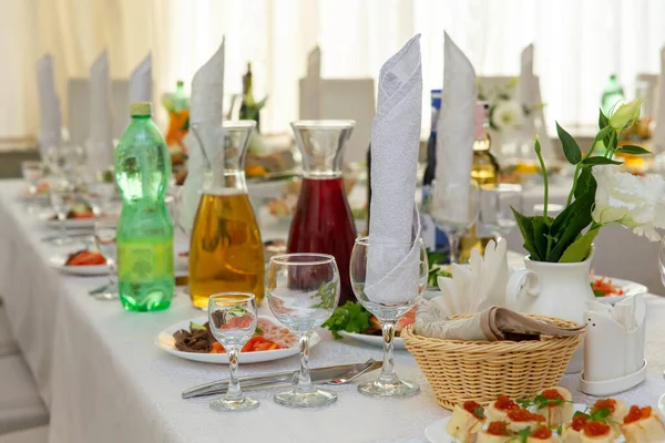 Schöne Tafel Mit Glaswaren Und Kulinarik Für Festliche Veranstaltung Vorbereitet — Stockfoto