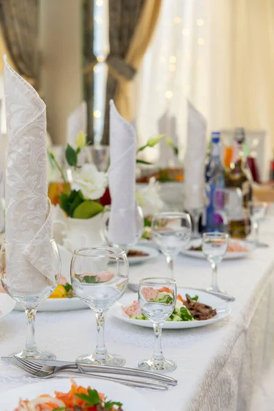 精美的餐桌上摆满了玻璃器皿和陶器 为庆祝节日做好了准备 在豪华餐厅或咖啡馆庆祝的特殊场合 制定表的概念 婚宴桌 — 图库照片