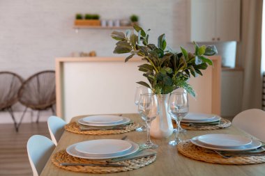 Kahvaltı sehpası, güzel bir vazo ve modern bir sandalye. İnsanlar için hazırlanmış bir masa..