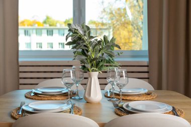 Kahvaltı sehpası, güzel bir vazo ve modern bir sandalye. İnsanlar için hazırlanmış bir masa..