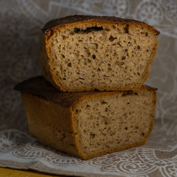 Domácí Černý Žitný Chléb Ubrousku Řez Ukazuje Krásnou Texturu Čerstvě — Stock fotografie