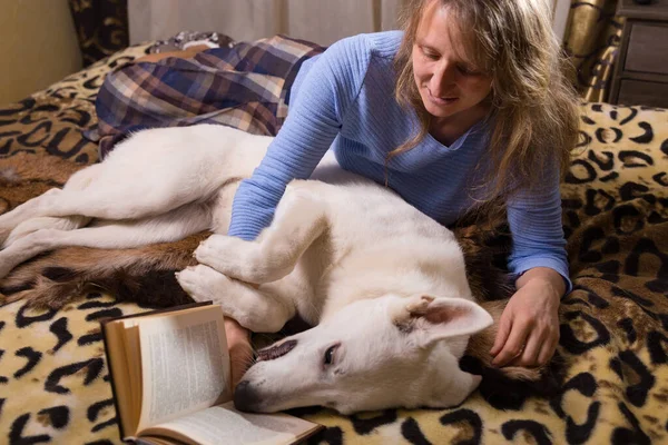 Жінка Лежить Ліжку Читає Книгу Своїм Супутником Білосніжною Вівчаркою Любов — стокове фото
