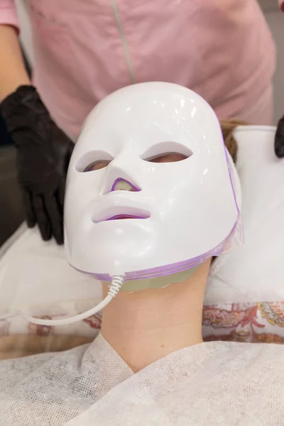 Mujer Acuesta Cama Con Máscara Facial Terapia Luz Led Relajarse — Foto de Stock