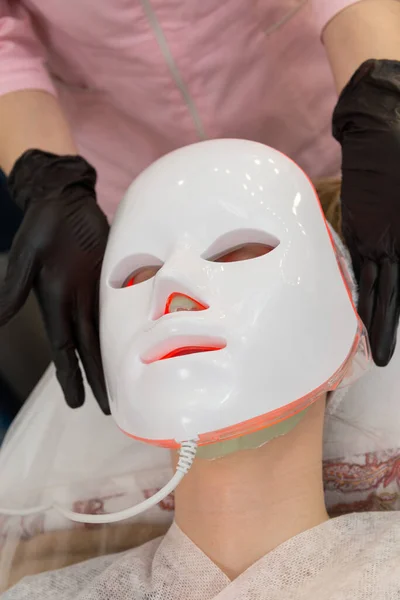 Vrouw Ligt Bed Met Led Lichttherapie Gezichtsmasker Ontspannen Geleid Licht — Stockfoto