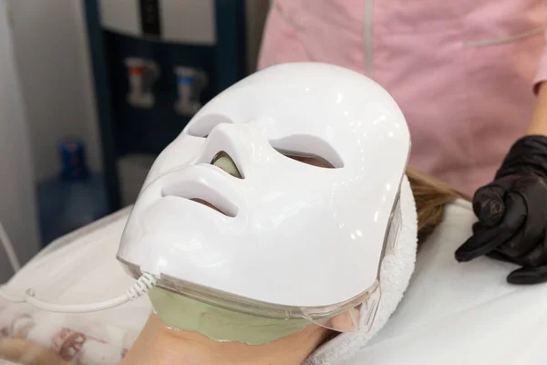 Frau Liegt Bett Mit Led Lichttherapie Gesichtsmaske Und Entspannen Led — Stockfoto