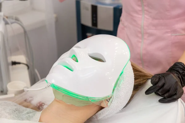 Mujer Acuesta Cama Con Máscara Facial Terapia Luz Led Relajarse —  Fotos de Stock