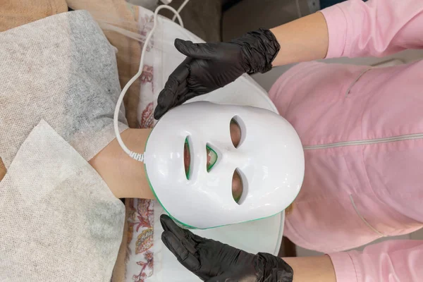 Frau Liegt Bett Mit Led Lichttherapie Gesichtsmaske Und Entspannen Led — Stockfoto