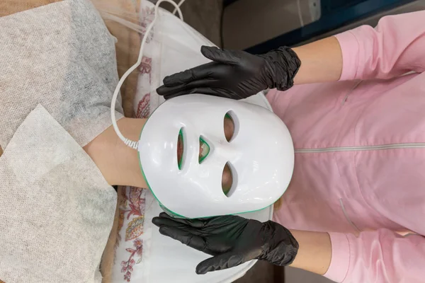 Frau Liegt Bett Mit Led Lichttherapie Gesichtsmaske Und Entspannen Led — Stockfoto