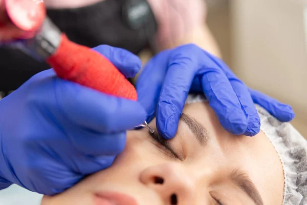 Permanent Make Eyeliner Verfahren Auftragen Auf Junge Mädchen Nahaufnahme — Stockfoto