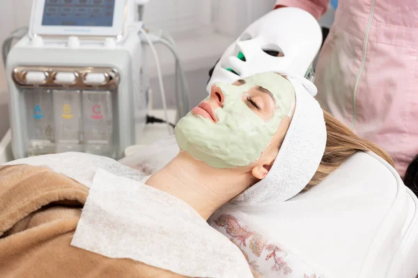 Spa Vrouw Aanbrengen Van Facial Clay Mask Schoonheidsbehandelingen Close Portret — Stockfoto