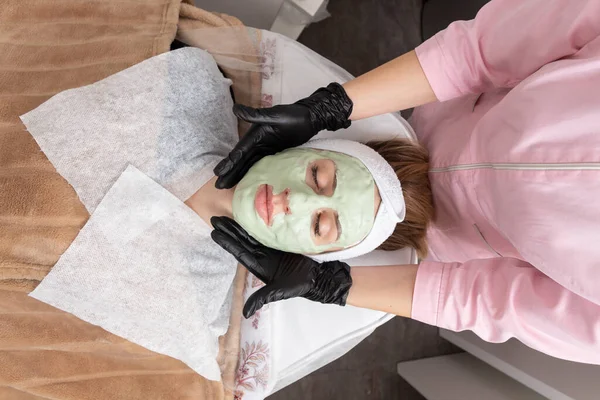 Spa Vrouw Aanbrengen Van Facial Clay Mask Schoonheidsbehandelingen Close Portret — Stockfoto