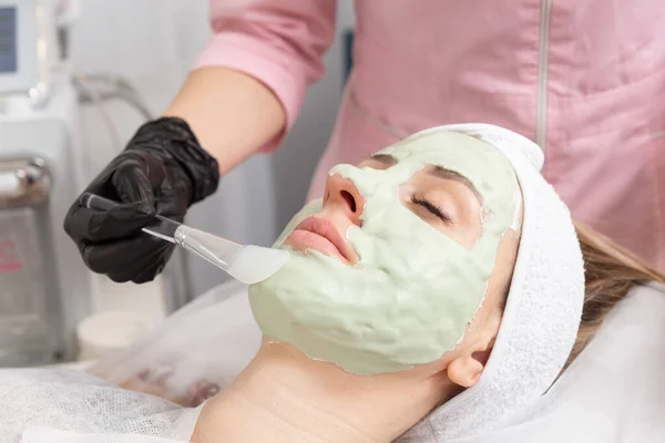 Aplicar Mascarilla Facial Verde Claro Con Cepillo Tratamiento Spa Medicina —  Fotos de Stock