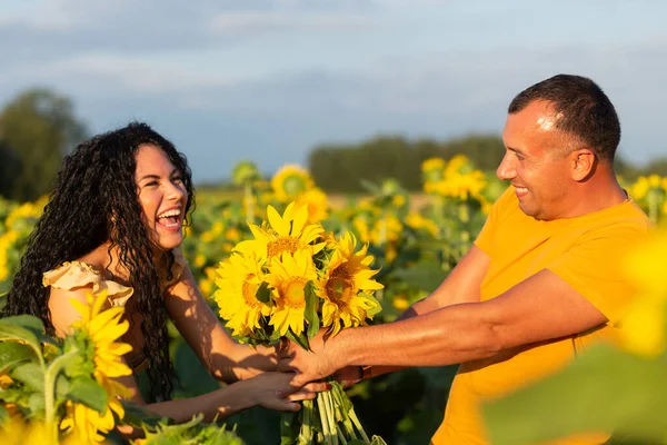 Belo Jovem Casal Homem Uma Mulher Abraçar Campo Girassóis Pôr — Fotografia de Stock