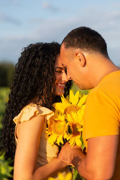 Belo Jovem Casal Homem Uma Mulher Abraçar Campo Girassóis Pôr — Fotografia de Stock