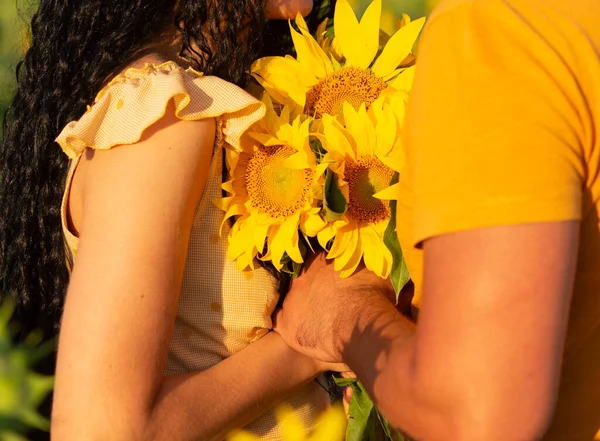 Paar Mit Einem Strauß Sonnenblumen Die Zusammen Auf Einem Feld — Stockfoto