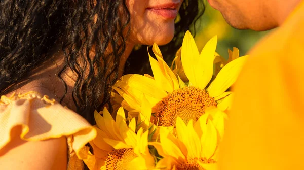 Couple Holding Bouquet Sunflowers Standing Together Field Sunset Sunlight Summer — Stock Photo, Image