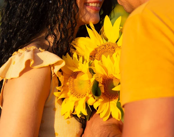 Casal Segurando Buquê Girassóis Juntos Campo Luz Sol Férias Verão — Fotografia de Stock