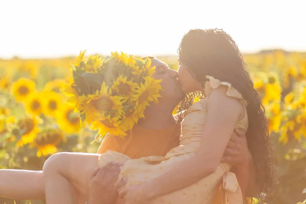 Beautiful Young Couple Man Woman Kissing Field Sunflowers Sunset Concept — Stock Photo, Image