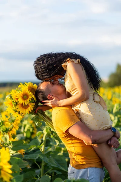 아름답고 남녀가해질 해바라기 밭에서 키스를 휴가라는 낭만적 — 스톡 사진