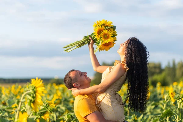 Beautiful Young Couple Man Woman Embrace Field Sunflowers Sunset Concept — Stock Photo, Image
