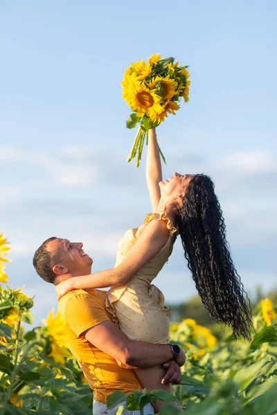 Красива Молода Пара Чоловік Жінка Охоплює Поле Соняшників Заході Сонця — стокове фото