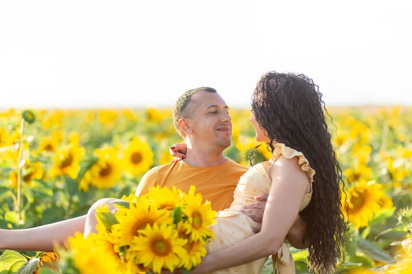 Una Bella Giovane Coppia Uomo Una Donna Abbracciati Campo Girasoli — Foto Stock